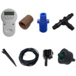 Kit completo de irrigação automática GRAMA para 8 vasos, mostrando bomba, microtubo, estacas, gotejadores, conexões e timer.
