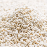 Perlita Expandida Perlivitta 500g, substrato ideal para hidroponia e condicionamento do solo.