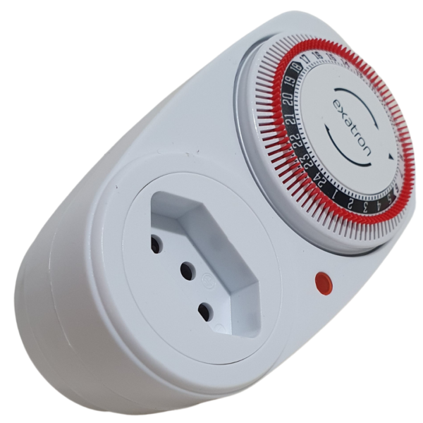 Timer analógico bivolt Exatron para programação de horários de ligar e desligar de equipamentos eletrônicos.