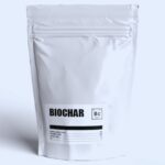 Embalagem de 1kg de Biochar Organo Lab, mostrando o produto em sua forma escura e granulada, com elementos que remetem à saúde do solo e à sustentabilidade.