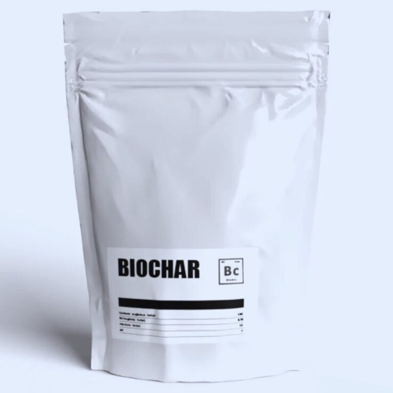 Embalagem de 1kg de Biochar Organo Lab, mostrando o produto em sua forma escura e granulada, com elementos que remetem à saúde do solo e à sustentabilidade.