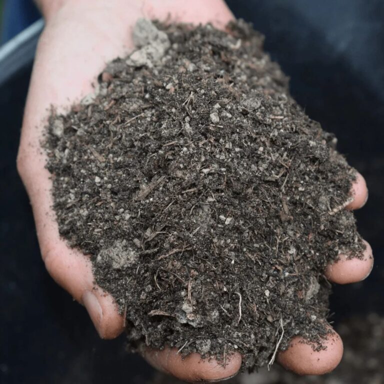 Embalagem de 1kg do Bokashi Farelado Organo Lab, mostrando o produto em formato de farelo e indicando ser um fertilizante orgânico composto.