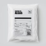 Embalagem de 1kg de Farinha de Algas Organo Lab, mostrando o produto em pó com tons de verde e marrom, e elementos que remetem ao oceano e ao cultivo de plantas.