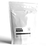 Embalagem de 1kg de Farinha de Algas Organo Lab, mostrando o produto em pó com tons de verde e marrom, e elementos que remetem ao oceano e ao cultivo de plantas.