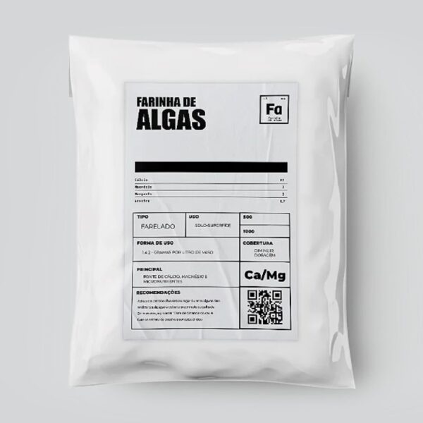 Embalagem de 1kg de Farinha de Algas Organo Lab, mostrando o produto em pó com tons de verde e marrom, e elementos que remetem ao oceano e ao cultivo de plantas.