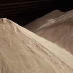 Embalagem de 1kg de Fosfato Natural Organo Lab, mostrando o produto em pó e remetendo à sua origem mineral e benefícios para o crescimento das plantas.