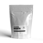 Embalagem de 1kg de Pó Basalto Organo Lab, mostrando o produto em sua forma pulverizada ou granular, com elementos que remetem a rochas vulcânicas e fertilidade do solo.