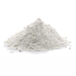 Embalagem de 300g de Terra Diatomácea Organo Lab, mostrando o pó branco e levemente acinzentado do produto, com um fundo que remete à natureza ou a um jardim.