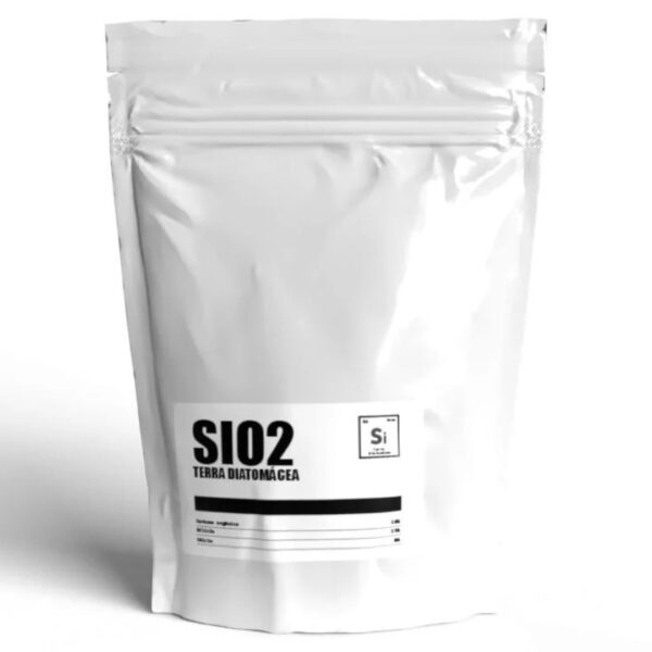 Embalagem de 300g de Terra Diatomácea Organo Lab, mostrando o pó branco e levemente acinzentado do produto, com um fundo que remete à natureza ou a um jardim.