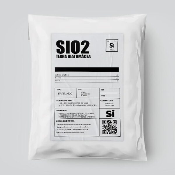 Embalagem de 300g de Terra Diatomácea Organo Lab, mostrando o pó branco e levemente acinzentado do produto, com um fundo que remete à natureza ou a um jardim.