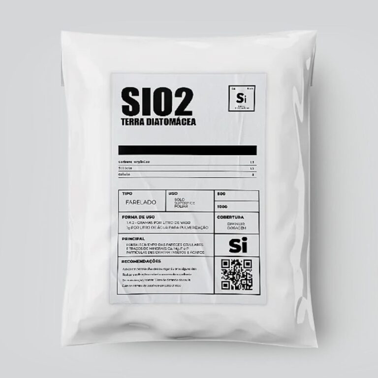 Embalagem de 300g de Terra Diatomácea Organo Lab, mostrando o pó branco e levemente acinzentado do produto, com um fundo que remete à natureza ou a um jardim.