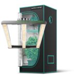 Kit de cultivo indoor com painel de LED Mars Hydro FC-E1500 e estufa de 60 x 60 x 140cm, mostrando o painel de barra sobre o espaço compacto da estufa.