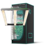 Kit de cultivo indoor com painel de LED Mars Hydro FC-E1500 e estufa de 70 x 70 x 160cm, mostrando o painel de barra sobre o espaço compacto da estufa.