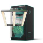 Kit de cultivo indoor com painel de LED Mars Hydro FC-E1500 e estufa de 80 x 80 x 160cm, mostrando o painel de barra sobre o espaço compacto da estufa.