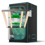 Kit de cultivo indoor com painel de LED Mars Hydro FC3000 e estufa de 100 x 100 x 180cm, mostrando o painel de barra sobre a tenda.