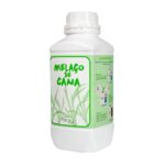 Embalagem de 1L de Melaço para uso agrícola da Ambiem, mostrando o produto com elementos que remetem à nutrição e ao solo.