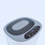 Desumidificador Desidrat Plus 150 Wi-Fi branco e compacto, com painel digital, mostrando umidade relativa e conexão Wi-Fi. Disponível nas versões 110V e 220V.