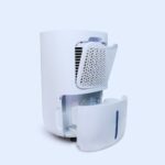 Desumidificador Desidrat Plus 150 Wi-Fi branco e compacto, com painel digital, mostrando umidade relativa e conexão Wi-Fi. Disponível nas versões 110V e 220V.