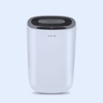 Desumidificador Desidrat Plus 150 Wi-Fi branco e compacto, com painel digital, mostrando umidade relativa e conexão Wi-Fi. Disponível nas versões 110V e 220V.