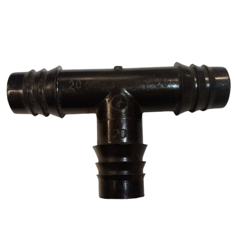Conector T dentado de plástico preto para mangueira de ½ polegada, usado em sistemas de irrigação e aeroclonagem.