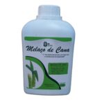 Frasco de 1L de Melaço de Cana BioCultivo, um produto espesso e escuro, ideal para a alimentação de microrganismos.