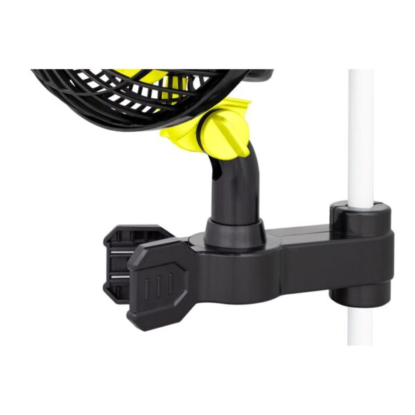 Ventilador de clip oscilante Garden Highpro Profan de 20cm na cor preta com detalhes em verde brilhante fixado na barra de uma estufa.