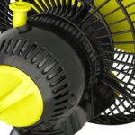 Ventilador de clip oscilante Garden Highpro Profan de 20cm na cor preta com detalhes em verde brilhante fixado na barra de uma estufa.